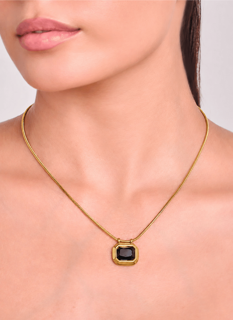 Golden Frame Necklace:Black